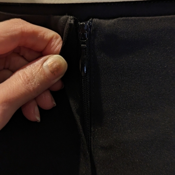 H&M curvy fit black pencil skirt with pockets size 8 - Picture 7 of 8